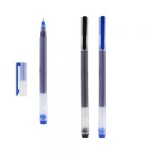 Bolígrafo de plástico con tinta de gel, tapa traslúcida y clip de plástico. La tinta viene del color de la pluma. (negro y azul)